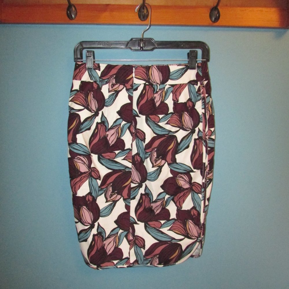 *5 for $25 Bundle Item* Loft Tulip print skirt - Picture 3 of 6